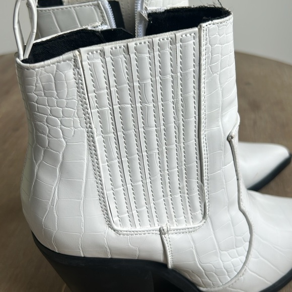 ASOS White Croc-Embossed Western Pointed Toe Cowboy Ankle Boots Size 6 - Picture 4 of 16